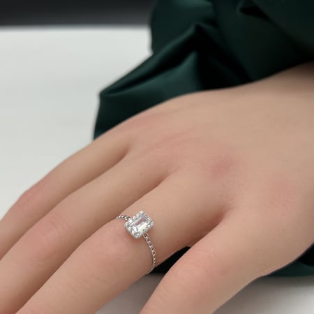 خاتم ذهب ابيض عيار 18 وزن 0.8 جرام تصميم باجيت