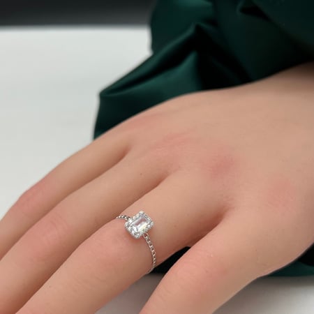 خاتم ذهب ابيض عيار 18 وزن 0.8 جرام تصميم باجيت