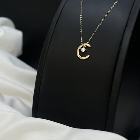 ارقي عقد ذهب ناعم عيار 18 بتصميم حرف c وزن 0.78 جرام