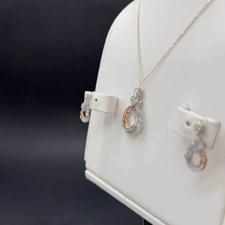 نصف طقم ذهب عيار 18 بتصميم ناعم وزن 8.1 جرام بأحدث تصميم