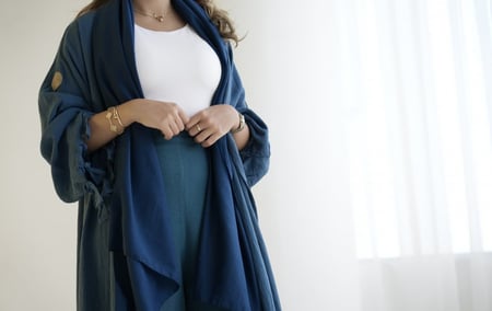 عباية كريب باللون الكحلي , متجر خزامي للعبايات