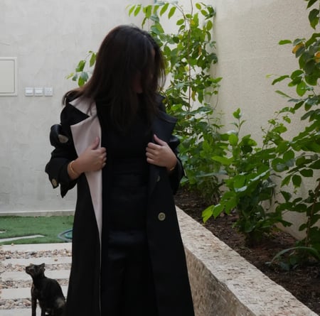 عباية نسائية لون اسود بقماش التفتة
