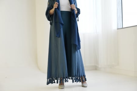 عباية كريب باللون الكحلي , متجر خزامي للعبايات