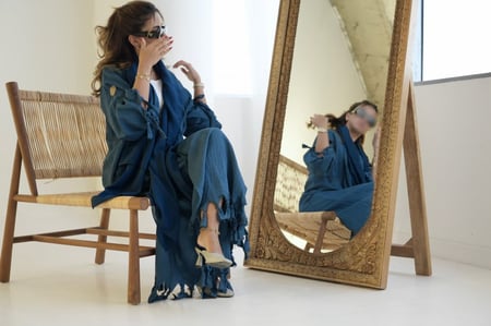 عباية كريب باللون الكحلي , متجر خزامي للعبايات