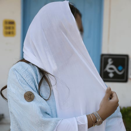 عباية نسائية ابيض بقماش مطرز