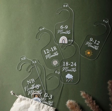 علاقة ملابس مواليد بالأشهر -شفاف