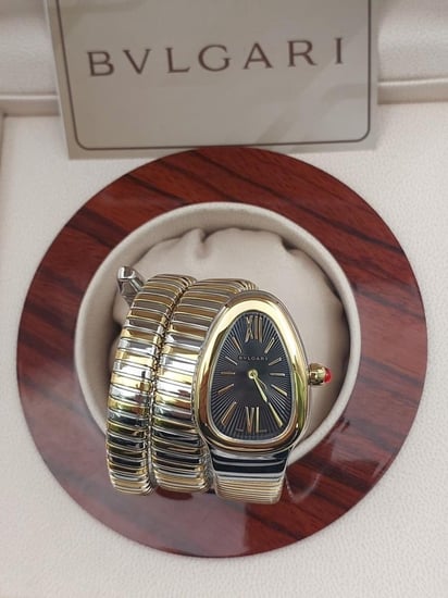 ساعة موديل الثعبان بولغاري  درجه اولئ مع ملحقات الماركة.