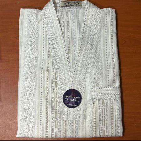 ثوب مشجر ابيض لون بني غامق ( الشبرا )