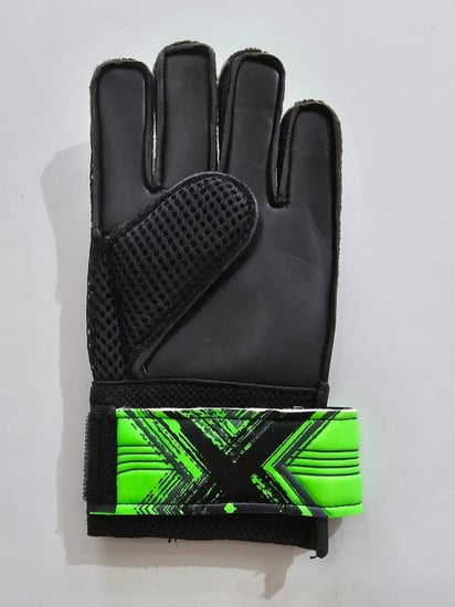 قفاز حارس مرمى شبابي