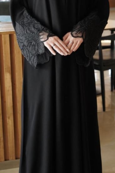 عبايه طقطق  تمنحك راحة وأناقة طوال اليوم بفضل مرونتها وجودتها العالية