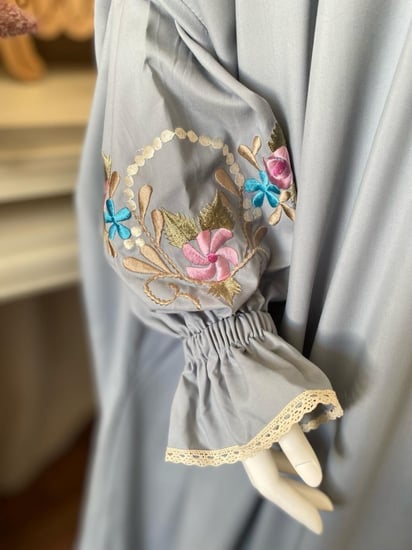 طقم صلاة بلباس موديل عادي مطرز  وردي وسجادة صلاة