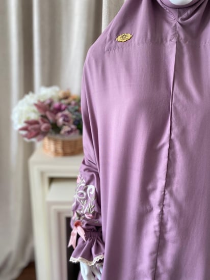 لباس صلاة عادي مطرز بمنتهى الجمال بنفسجي