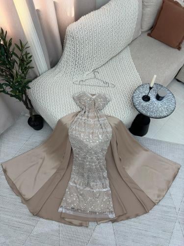 فستان سهرة شامبين مطرز بالكريستال مع ذيل فاخر