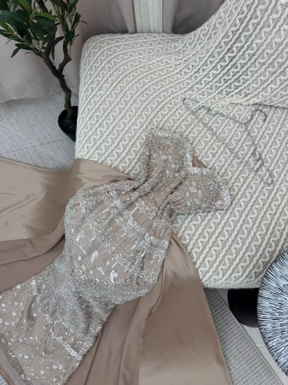 فستان سهرة شامبين مطرز بالكريستال مع ذيل فاخر