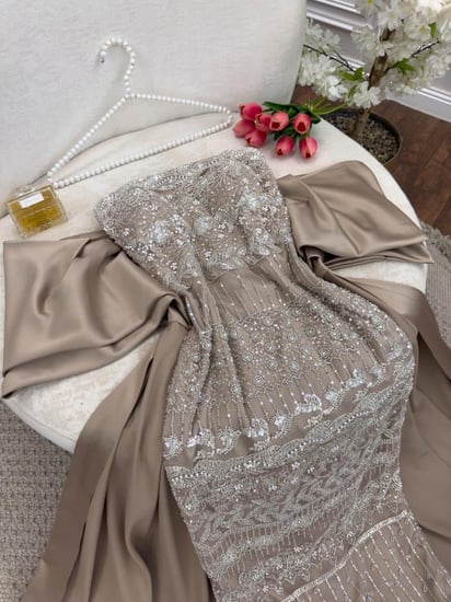 فستان سهرة شامبين مطرز بالكريستال مع ذيل فاخر