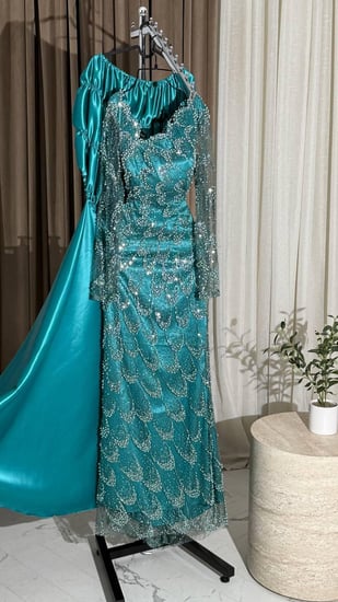 فستان سهرة فيروزي براق بأكمام فاخرة