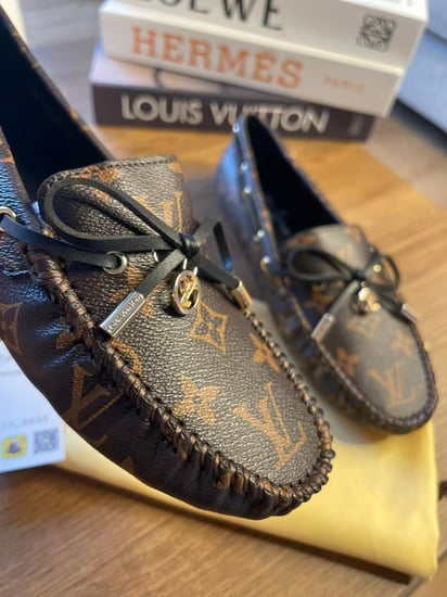 LOUIS VUITTON فلات لويس فيتون