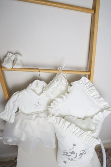 فستان مع قبعه وشراب ومدس