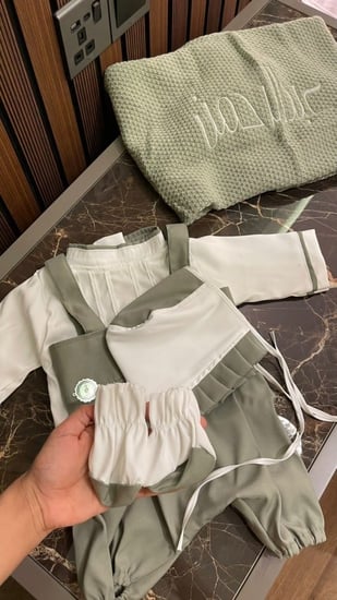 طقم بيبي كامل  حديث الولادة زيتي فاتح مع بطانية مطرزة