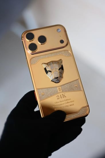 ايفون 17 مطلى ذهب كامل باى تصميم من اختيارك - جديد