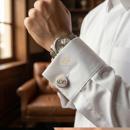 كبك رجالي محفور بالاسم مستخدم مع ثوب أبيض