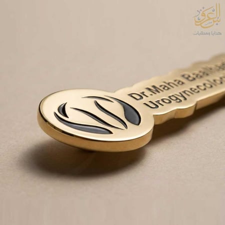 بروش اسم طبيب مع التخصص مطلي بالذهب – نيم تاج شخصي للممارسين الصحيين