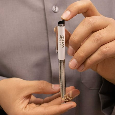 قلم رجالي فضي وأبيض محفور بالاسم العربي