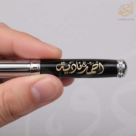 قلم رجالي فضي وأسود مع نقش اسم عربي وكريستال