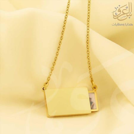 سلسال انيق بخلفية ذهبيه