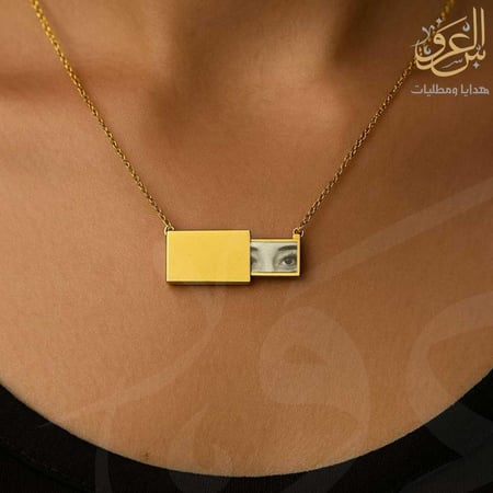 سلسال بصورة عيون على رقبه