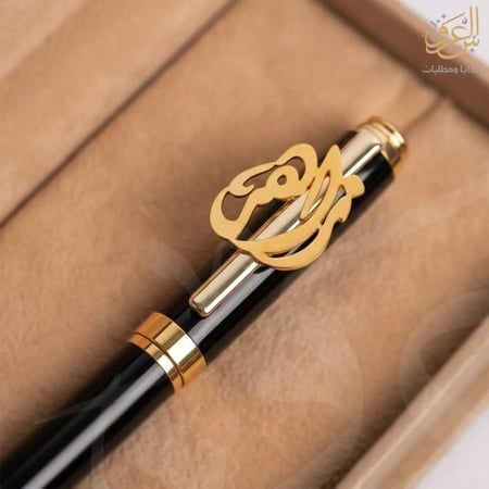 قلم أسود وذهبي داخل علبة فاخرة