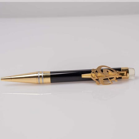 قلم رجالي أسود مطلي بالذهب مع اسم عربي بارز