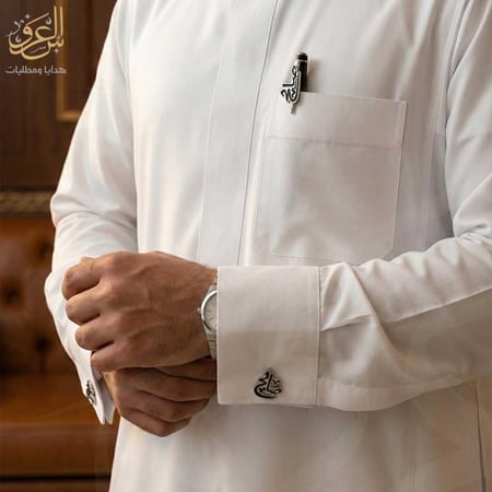 كبك رجالي محفور بالاسم ملبوس على ثوب سعودي أبيض بنقش مبطن