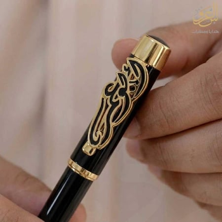قلم محفور بالاسم العربي بتصميم أسود وذهبي
