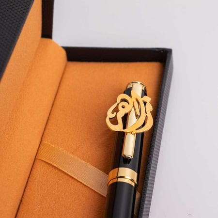 قلم أسود وذهبي داخل علبة فاخرة