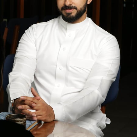 ثوب رجالي خفيف برقبة سادة كلاسيكية