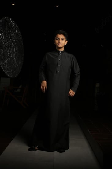 ثوب أطفال أسود أنيق وخفيف مع خامة مريحة ومميزة.