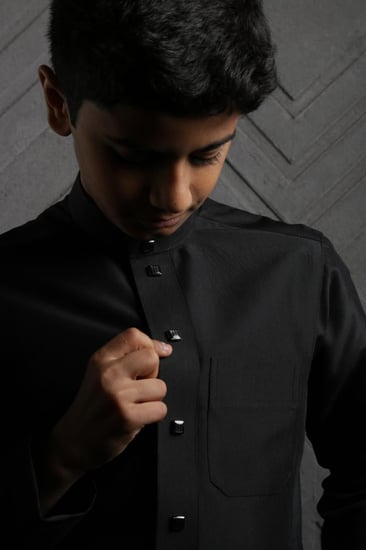 ثوب أطفال أسود خفيف بخامة مميزة ومناسبة للمناسبات.