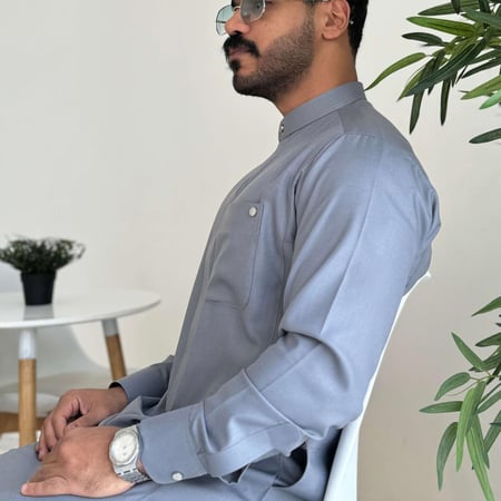 ثوب سميراميس كوري فاخر رمادي رجالي بخياطة يدويه متقنة.