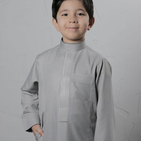 ثوب أطفال فاخر رمادي مع تطريز متقن