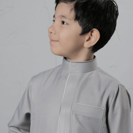 ثوب أطفال سميراميس رمادي بلمسة فخامة وأناقة