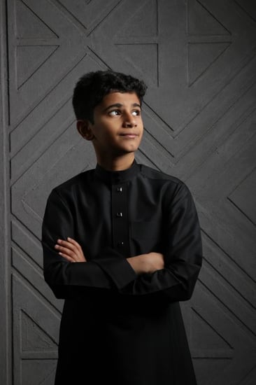 تصميم ثوب أولاد أسود عصري مع تفاصيل أزرار جذابة.