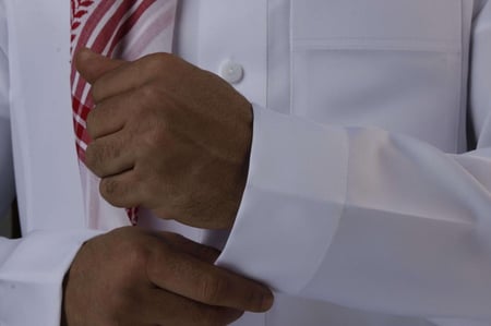 أزرار ثوب رجالي مصممة بدقة