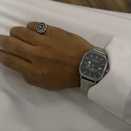 ساعة كاسيو الرجالية سير فضي ومينا أسود CASIO 104