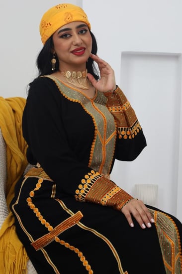 لبس عسيري انيق بتطريز كثيف ودقيق على كامل منطقه الصدر والاجناب