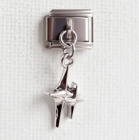 تشارمز فضي مع تعليقة فضية