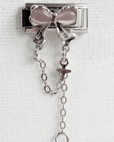 تشارمز فضي مع تعليقة وردة وسلسلةَ متوفر عدة الوان