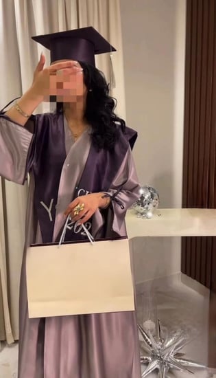 عبايه تخرج لون موف مع وشاح لون بنفسجي-متجر فرح