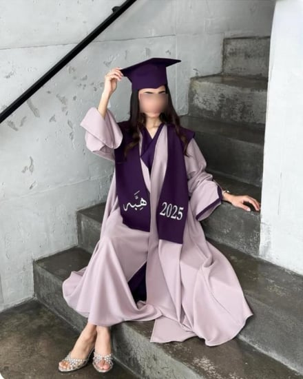 عباية تخرج ثانوية لون وردي فاتح مع وشاح تخرج لون بنفسجي-متجر فرح