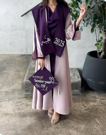 عباية تخرج ثانوية لون وردي فاتح مع وشاح تخرج لون بنفسجي-متجر فرح